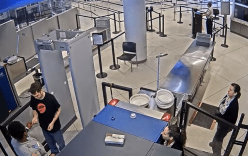 O angajată a unui aeroport a fost dată afară după ce i-a scris unui pasager pe un bilet: "Ești urât"