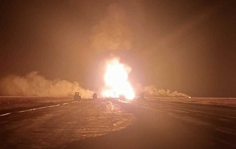 Explozie urmată de incendiu în satul Călimănești, pe şantierul Autostrăzii Moldovei. Patru muncitori au murit şi alţi cinci au fost răniţi după ce o magistrală de gaz a luat foc. UPDATE