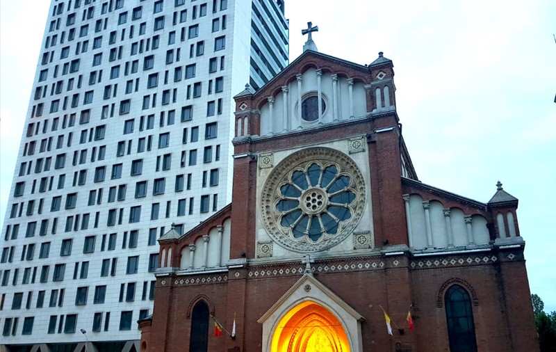 Arhiepiscopia Romano-Catolică de București cere primarului Nicușor Dan desfiinţarea Cathedral Plaza, o „construcţie nelegală”