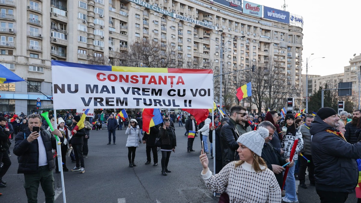 Protestatari pro-Călin Georgescu în Piața Victoriei