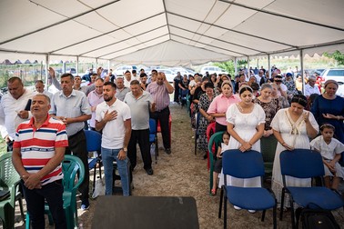 Credincioșii se reunesc într-un cort pentru adunarea de duminică a bisericii penticostale din Bărbulești