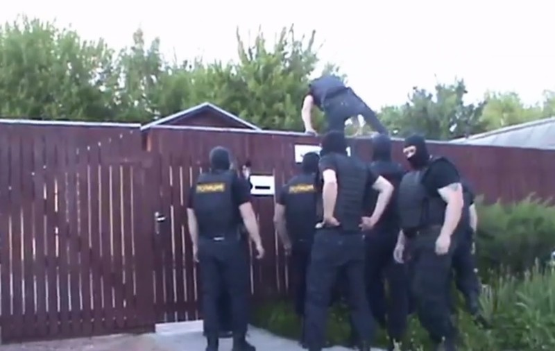 Peste 100 de locuințe ale Martorilor lui Iehova, percheziționate de polițiștii ruși