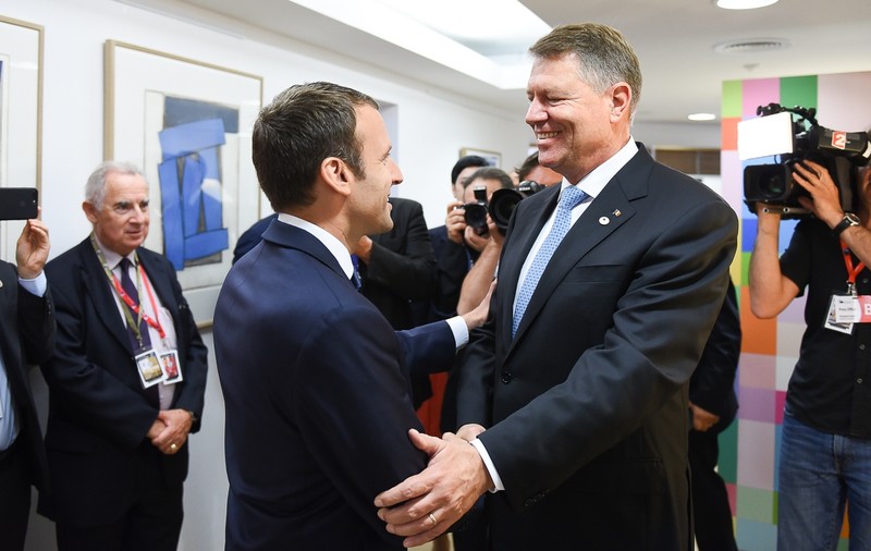 Programul vizitei de joi a lui Emmanuel Macron. Conferință de presă comună și vizită la Muzeul Satului