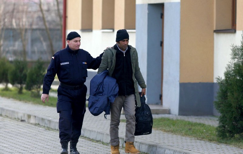 Aproape 20 de migranţi din Afganistan şi Nepal, găsiți ascunşi în TIR-uri la frontiera cu Ungaria