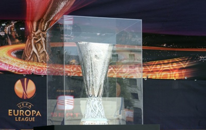 Vrei o poză bună de facebook? Vezi unde poţi găsi trofeul UEFA!