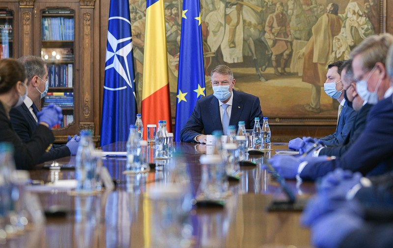 Klaus Iohannis, după întâlnirea cu mediul de afaceri: "Redeschiderea activității în sectorul restaurantelor, hotelurilor, turismului și a serviciilor se va realiza gradual"