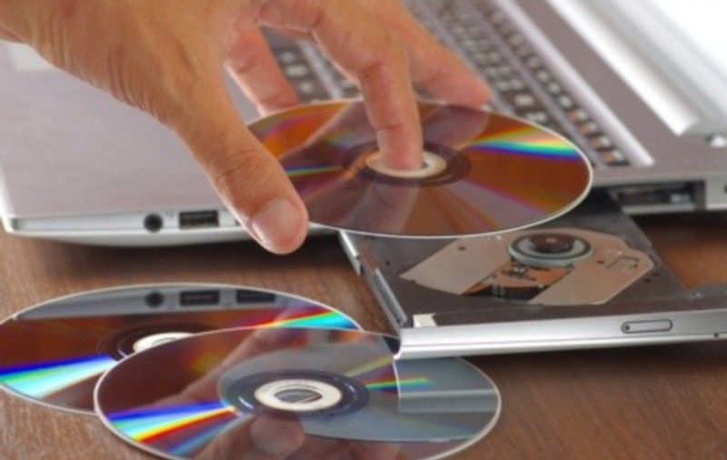Cum să îţi cureţi CD-urile CU O BANANĂ! Iată câteva SFATURI INEDITE