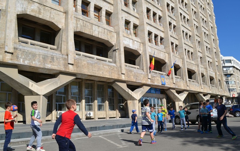 Activitatea sportivă de la CSM Ploieşti, în blocaj total! Sportivii ploieșteni se antrenează în fața Primăriei! FOTO