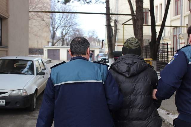 Un adolescent din județul Botoșani și-a violat sora mai mică. Băiatul de 17 ani a fost arestat, după ce și-a terorizat întreaga familie