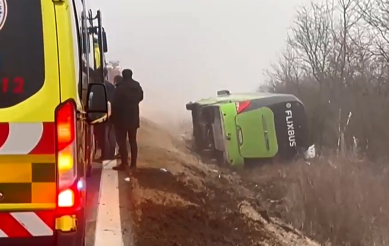 Un autocar înmatriculat în Ucraina s-a răsturnat în Slovacia. 10 pasageri, între care un bebeluș de un an, au ajuns la spital