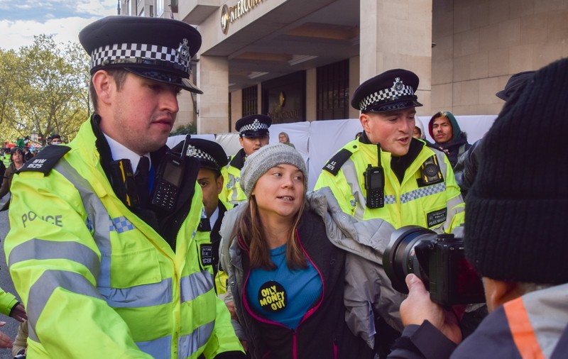 Activista Greta Thunberg, reținută și luată cu duba de poliție în timpul unui protest la Londra