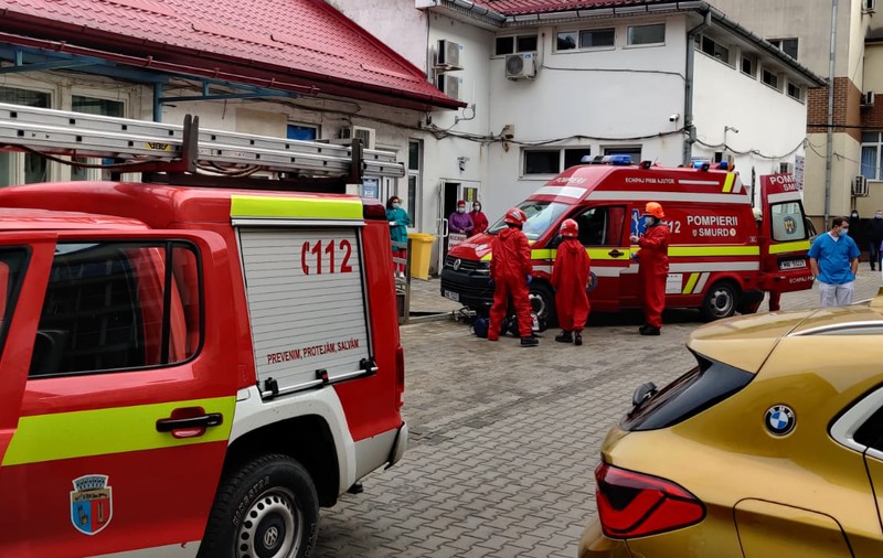O tânără de 18 ani a murit după ce a căzut de la etajul unui bloc din Cluj