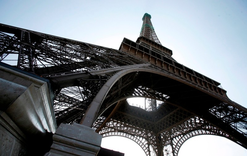 Românii revopsesc Turnul Eiffel