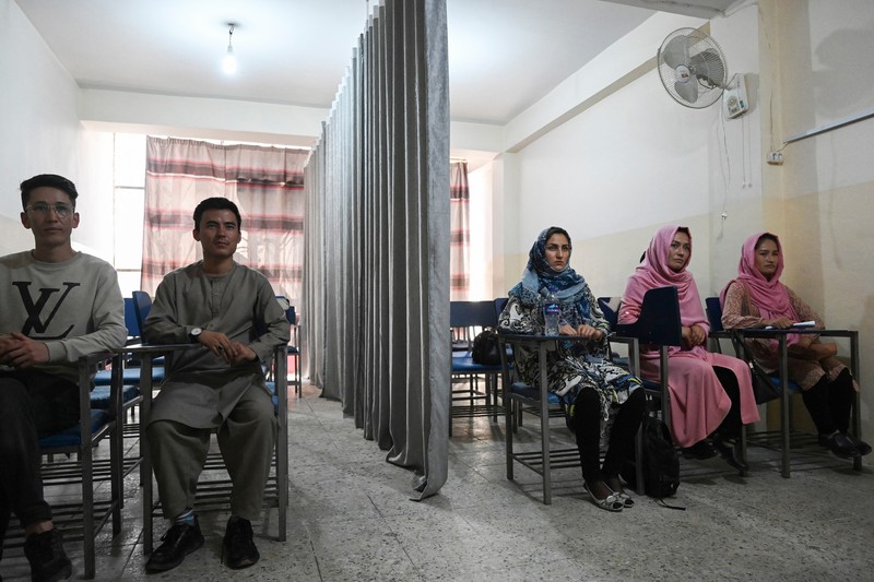 Acum, bărbații și femeile care studiază la universitate în Kabul sunt separați de o cortină | Foto: Profimedia