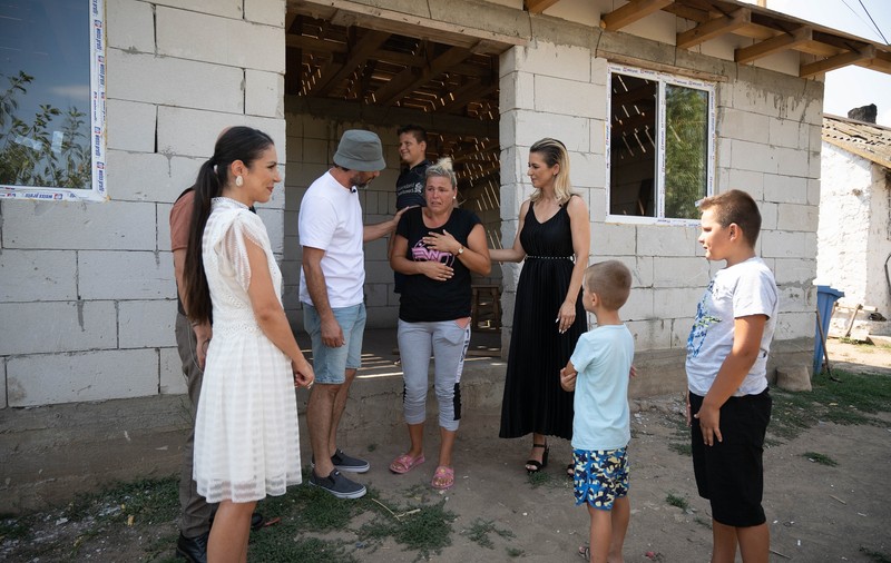 Povestea emoționantă a unei mame cu trei copii de la „Visuri la cheie”. Locuiesc într-un grajd: „Au început bătăile tot mai des”