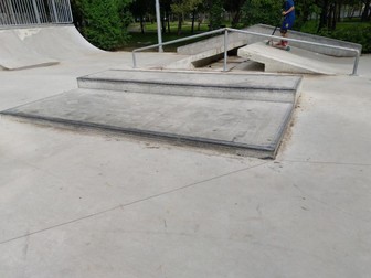 Copiii se plimbă liberi pe șantier, aproape de structuri de fier-beton lăsate nesupravegheate