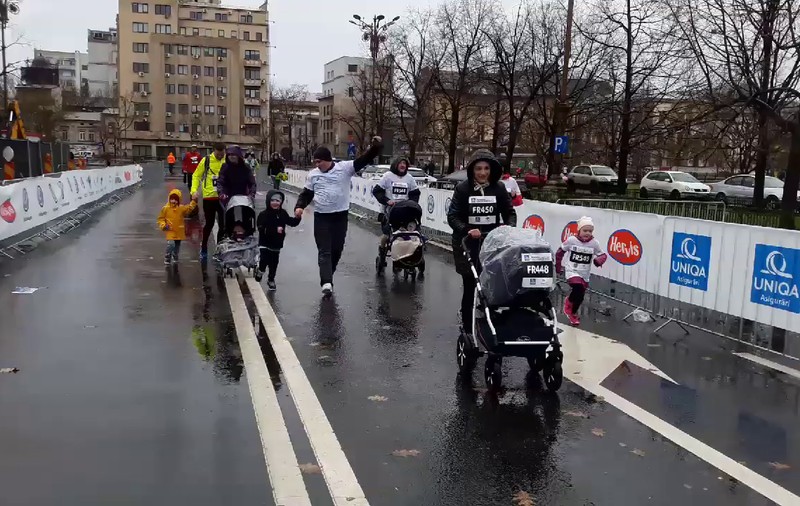 Au alergat cu căruciorul prin ploaie la Cursa Bebelușilor, în București (GALERIE FOTO)