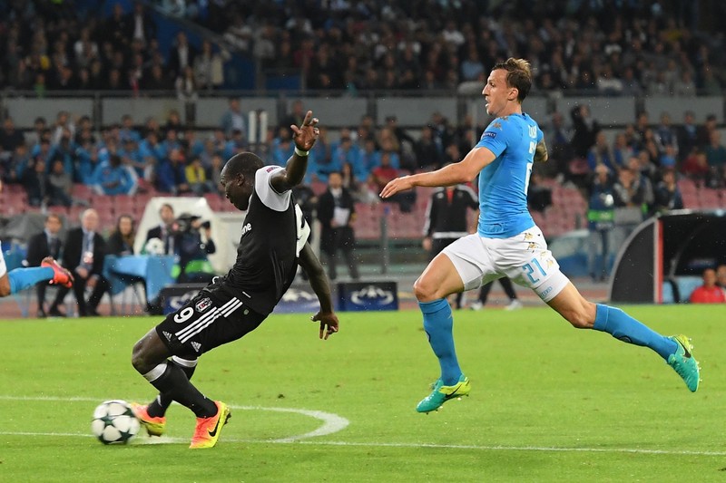 Vincent Aboubakar (stânga) i-a scos plămânii lui Chiricheș în meciul Napoli - Beșiktaș. Foto: EPA