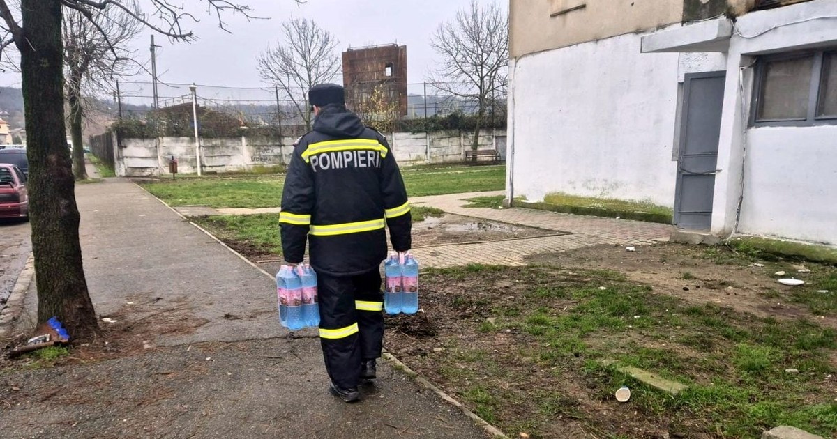 Până la rezolvarea situației, programată pentru 8 decembrie, locuitorii din Prahova și Dâmbovița primesc apă potabilă din rezervele de stat