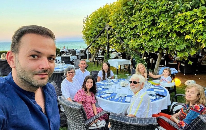 Mihai Morar, reuniune de familie la Balcic, alături de soție, de fetele cuplului, de părinții lui și de socri: „Știi când mi-am dat seama că sunt bogat?”