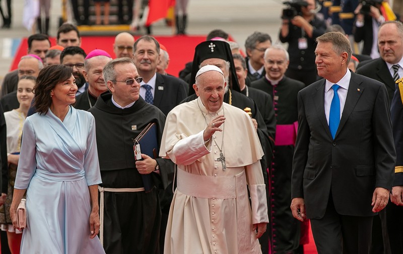 VIDEO | Ediție Specială Adriana Nedelea LA FIX | Primele imagini cu Papa Francisc în România!