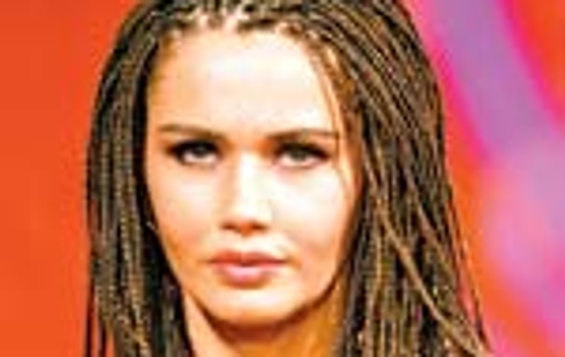 Vrei o coafura exotica? Atunci fa-ti codite afro!