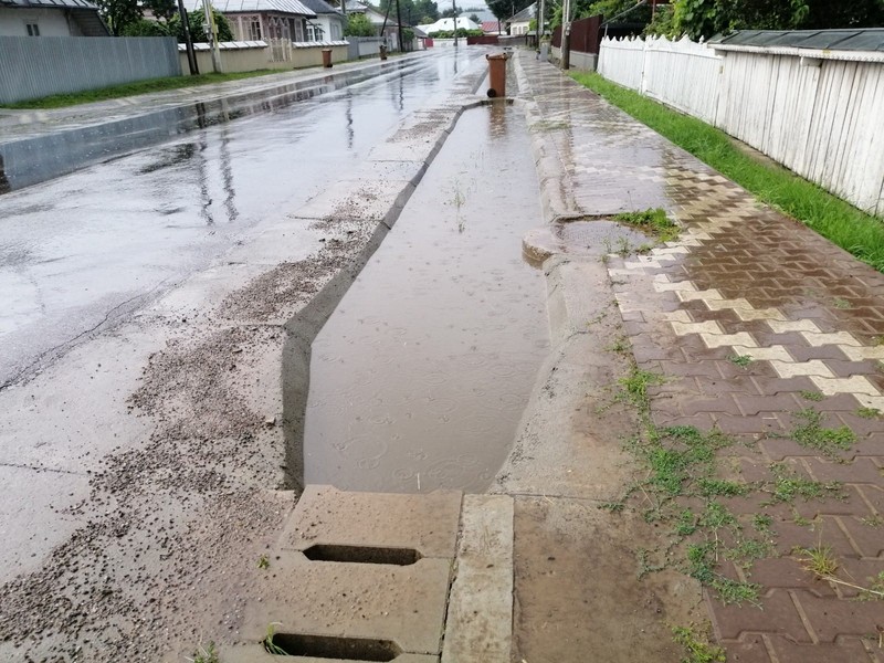 La cea mai mică ploaie, locul în care s-au oprit rigolele se umple cu apă