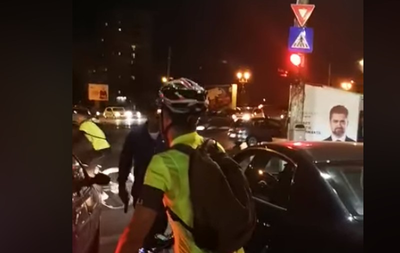 Bărbatul care a amenințat cu pistolul un grup de bicicliști din București, cercetat penal. Era deranjat că nu putea să-i depășească