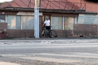 Bogdan Giuseppe plecând cu bicicleta din sediul din Calea Giulești, locul în care a abuzat sexual zeci de fete