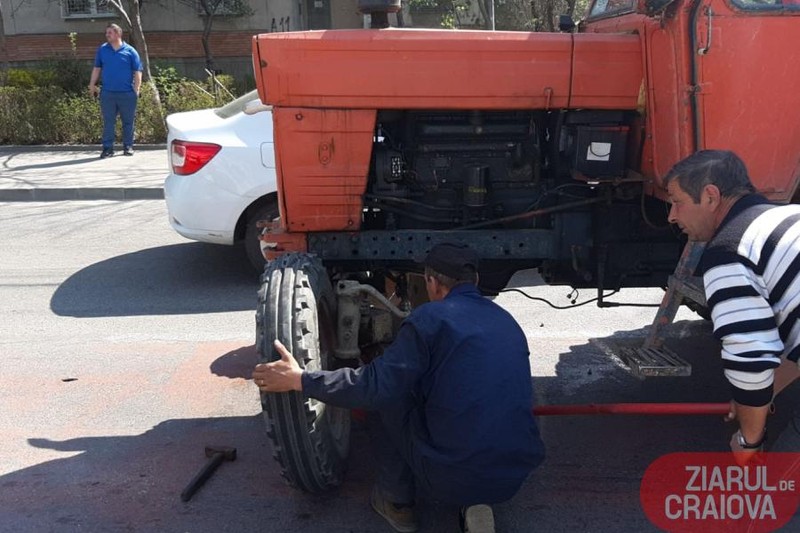 Prima oară, femeia a avariat un tractor