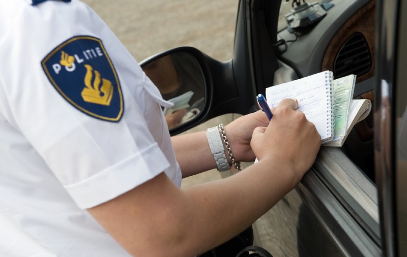 De frică să nu i se termine motorina, un șofer român a condus cu 86 km/h peste limita legală și a rămas fără BMW și fără permis, în Olanda