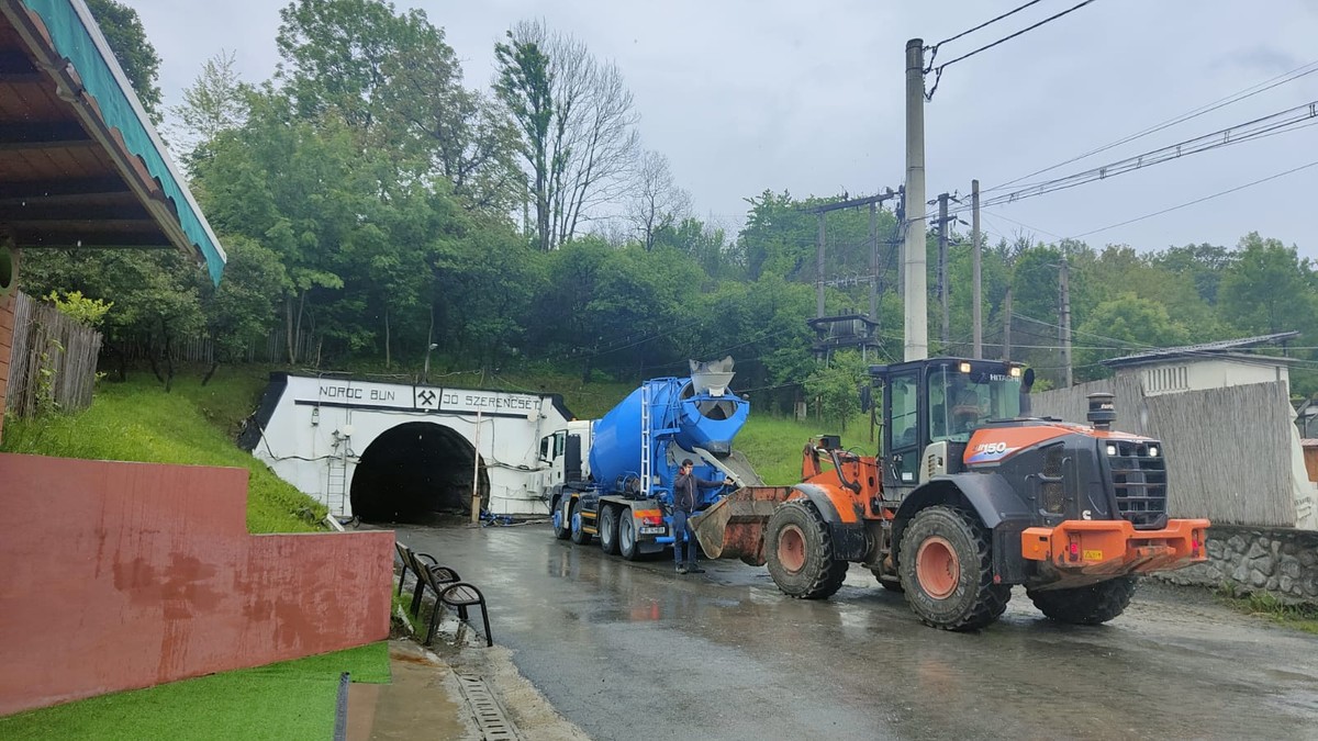 Utilaje la intrarea in Salina Praid
