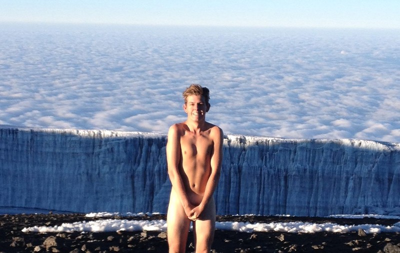 Ăsta DA TUPEU! Un puşti de 18 ani s-a dezbrăcat DE TOT pe vârful Muntelui Kilimanjaro la -12 grade Celsius | FOTO