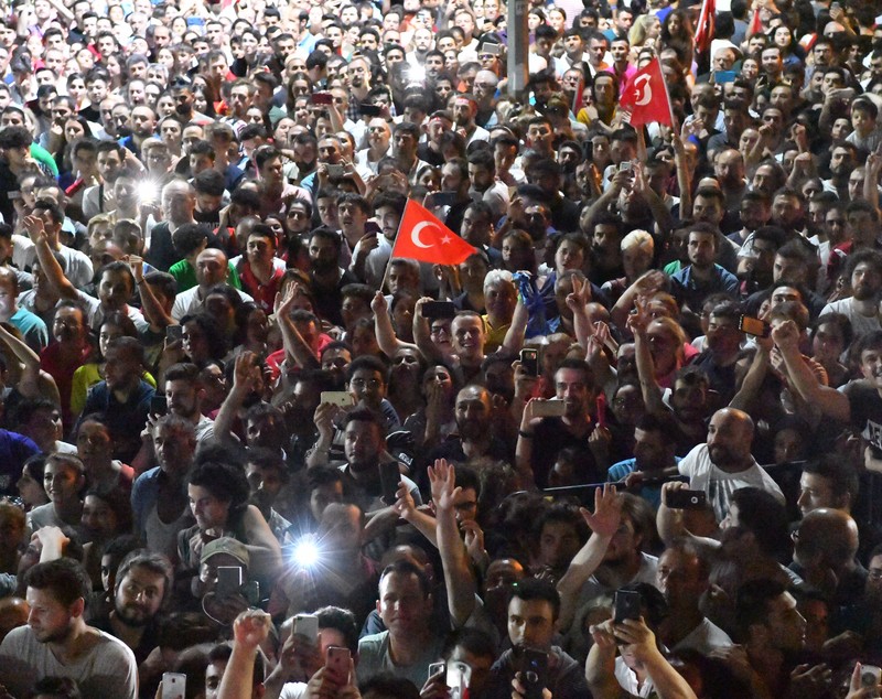 Zeci de mii de oameni au sărbătorit în stradă victoria opoziției la alegerile locale din Istanbul. Erdogan l-a felicitat pe câștigător