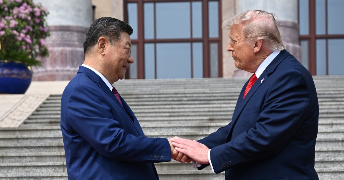 Președintele chinez Xi Jinping (stânga) îi strânge mâna președintelui american Donald Trump la Marele Palat al Poporului din Beijing, joi, 14 mai 2026.