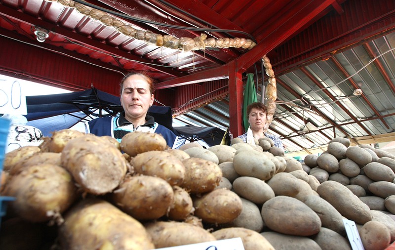 Cum se triplează prețul cartofilor. Drumul "mâncării săracilor" de la producător la consumator