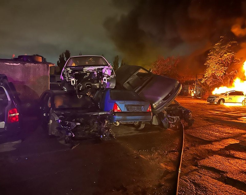 Incendiu violent la trei hale industriale din Galați. Pompierii s-au luptat ore întregi cu flăcările