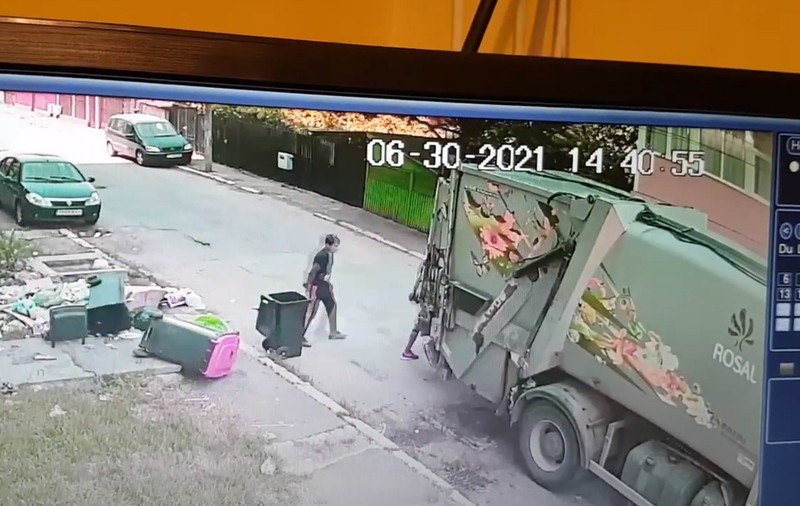 Cum își bate joc operatorul de salubritate de clienții din Ploiești. Tomberoane aruncate și sparte de angajați