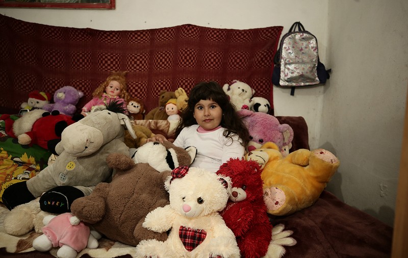 Fața discretă a Bisericii. Miracolul făcut de un preot și de oamenii dintr-un sat din Tulcea pentru o fetiță sărmană de 8 ani: „Roz a vrut, roz a ieșit!”