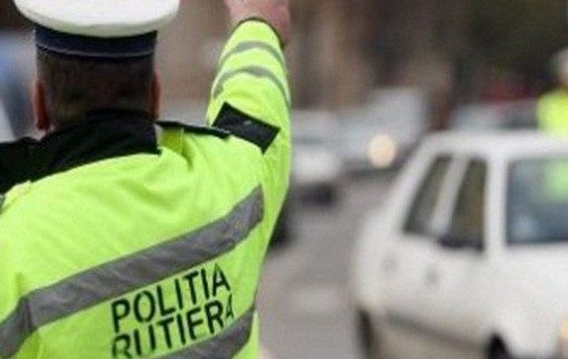Doi polițiști au fost bătuți când se aflau în exercițiul funcțiunii. Unul dintre agenții agresați este femeie!