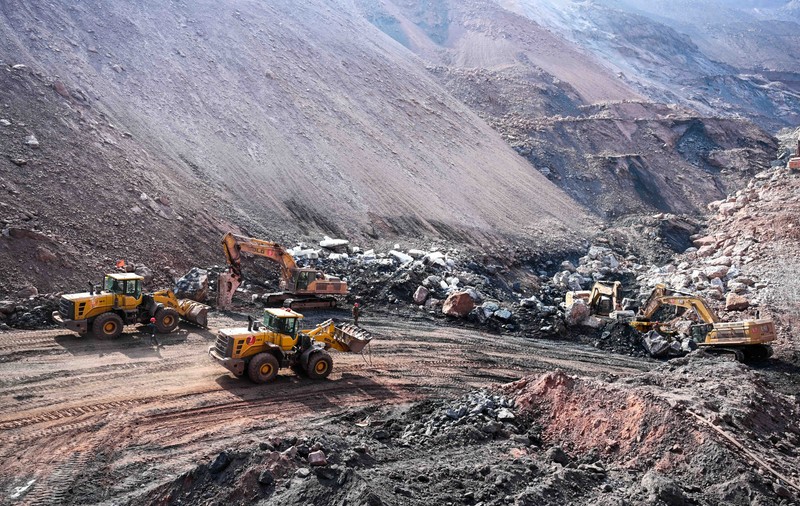 Șase morți și 47 de dispăruți după surparea unei mine de cărbune în China