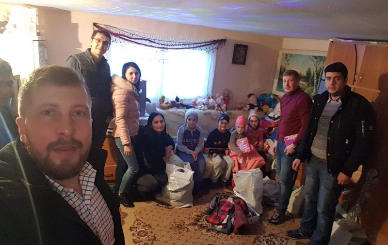Gemeni care lucrează în Londra au făcut patru familii fericite acasă, în Vrancea. Cine sunt ajutoarele lui Moș Crăciun