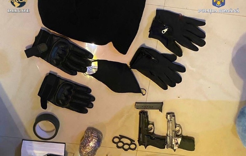 Percheziţii de amploare într-un dosar de trafic internaţional de arme, droguri şi valută falsă. Rețeaua, condusă de un bărbat din închisoare