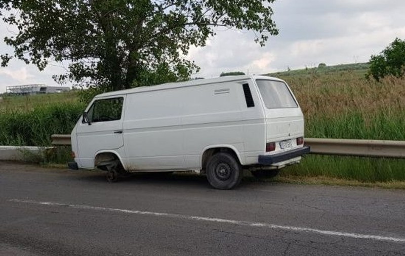 VIDEO |  Accident neobișnuit la Iași. Roata unei dube a sărit din mers și a lovit două mașini