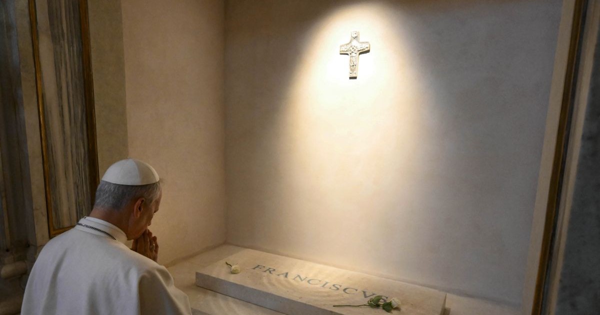 Papa Leon al XIV-lea se roagă la mormântul predecesorului său, Papa Francisc, în bazilica Santa Maria Maggiore din Roma, Italia