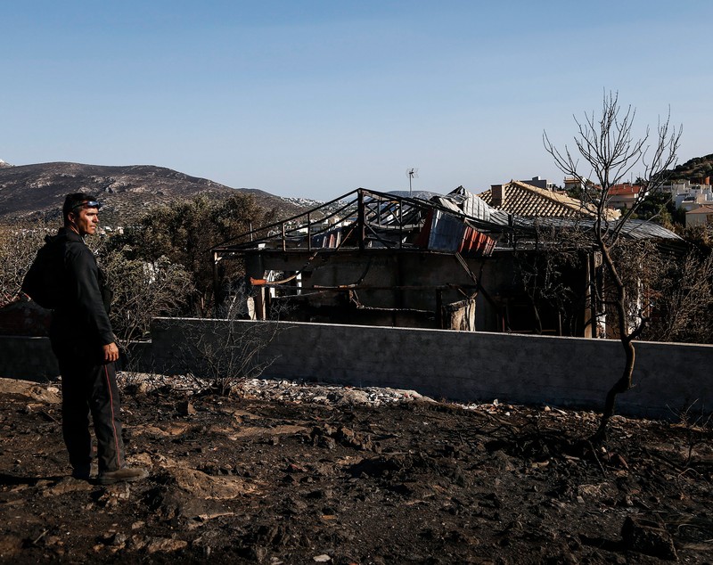 FOTO | Un incendiu puternic de vegetație a izbucnit în apropiere de Atena. Trei pompieri, răniți când se luptau cu flăcările