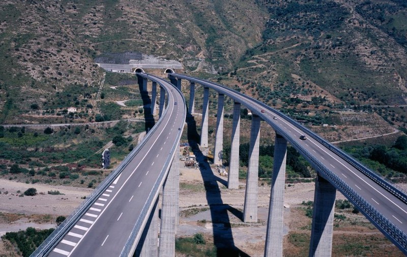Cel mai mare pod suspendat din lume va fi construit într-o țară europeană: „Un proiect fără sens”