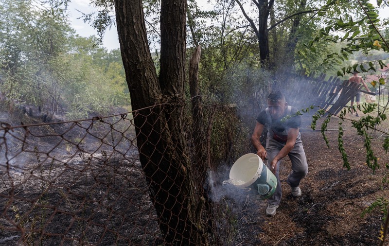 FOTOREPORTAJ Incendiu de vegetație la Drăganu, Argeș. Alături de pompieri, localnicii au sărit să ajute și ei, cu furtunuri, găleți și lopeți, în lupta cu focul care amenința casele