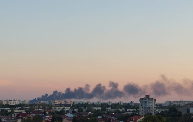 Un nou incendiu de vegetaţie şi gunoi la Sinteşti. Octavian Berceanu, fost șef la Garda de Mediu: „Clanurile și politicienii corupți ne omoară”