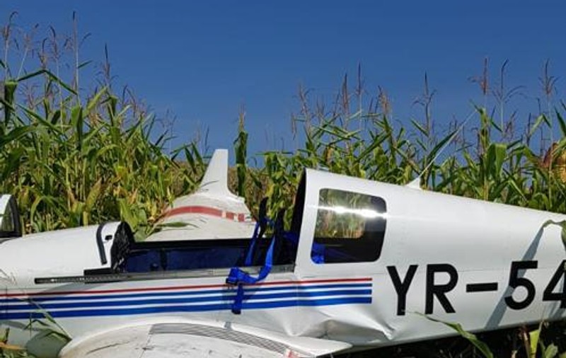 Un avion de mici dimensiuni a aterizat forțat în Mureș. Pilotul american a fost rănit
